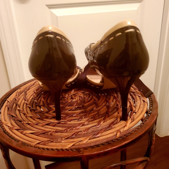 Brown round toe patent leather heels - Picture 4 of 5
